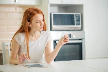 Kadın tablet pc ile online alışveriş ve kartı elinde tutan