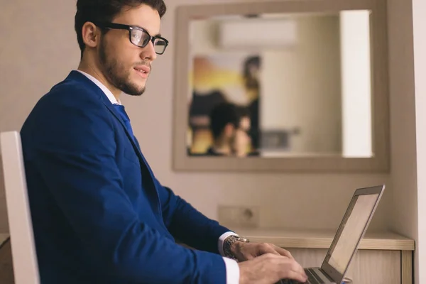 Financiën markt analist in brillen werken bij zonnige office op laptop — Stockfoto