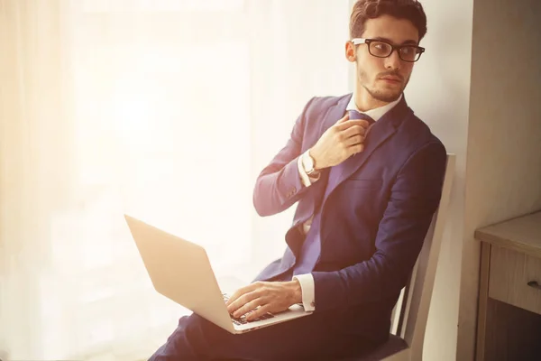 Financiën markt analist in brillen werken bij zonnige office op laptop — Stockfoto
