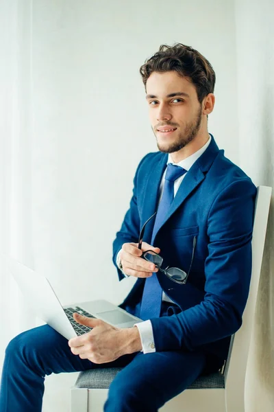 Knappe zakenman werkt met laptop op kantoor — Stockfoto