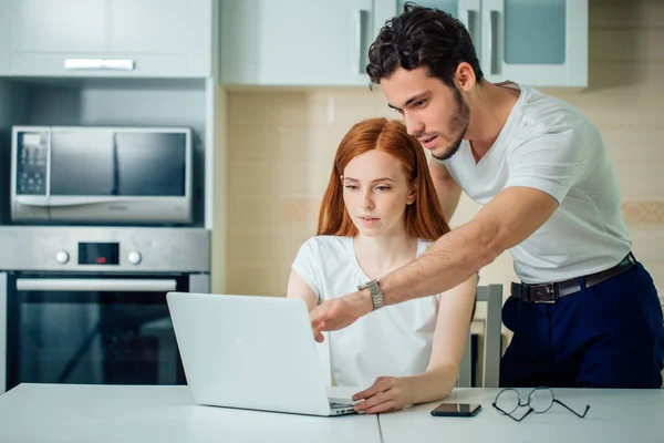 Casal com laptop passar tempo juntos em casa, homem apontando para a tela — Fotografia de Stock