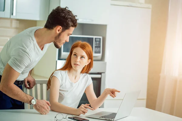 Pareja estresada en problemas, no tienen dinero para pagar deudas, para pagar el alquiler — Foto de Stock