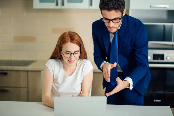 İki analistler online veri laptop önünde tartışıyor — Stok fotoğraf