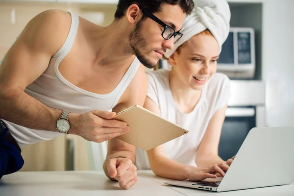 Paar mit Laptop und Tablet in Küche — Stockfoto