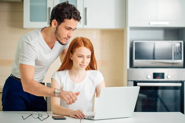 Paar beobachtet Fotos von Honigmond zusammen und umarmt. sie sind so glücklich — Stockfoto