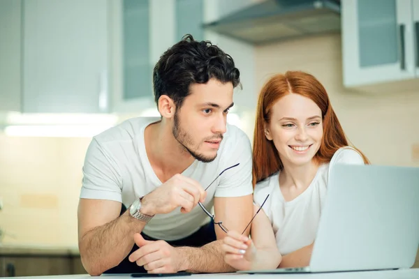 Coppia guardando le foto dalla luna di miele insieme, abbracciando. Sono così felici. — Foto Stock