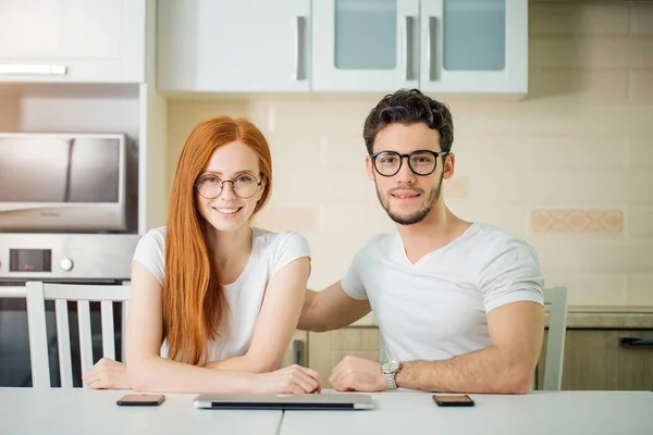 Glückliches Paar bereitet sich auf Laptop in der Küche zu Hause vor — Stockfoto