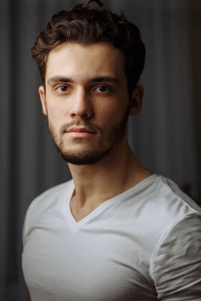 Jovem barbudo homem de camisa branca — Fotografia de Stock