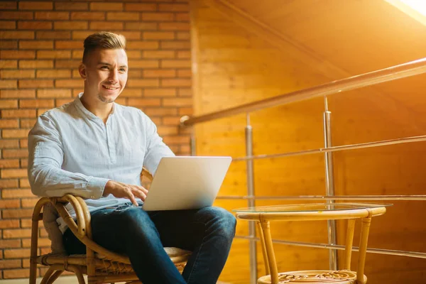 Man om thuis te zitten en die op laptop werkt. man werken vanuit loft kantoor aan huis — Stockfoto