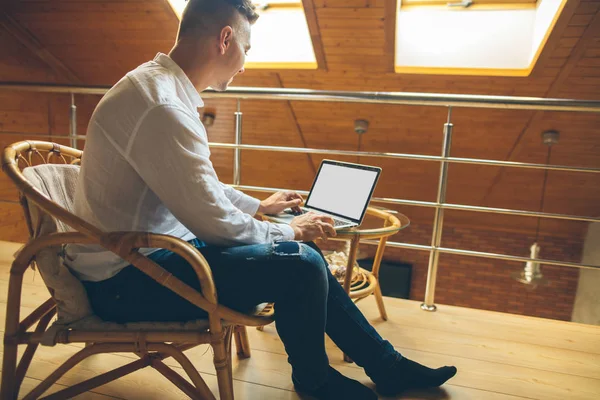 Man om thuis te zitten en die op laptop werkt. man werken vanuit loft kantoor aan huis — Stockfoto