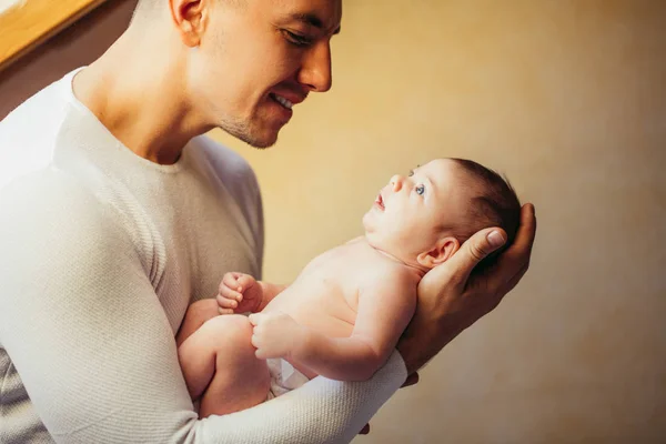 Babası Holding yeni doğan bebek evde pencere yakınındaki — Stok fotoğraf