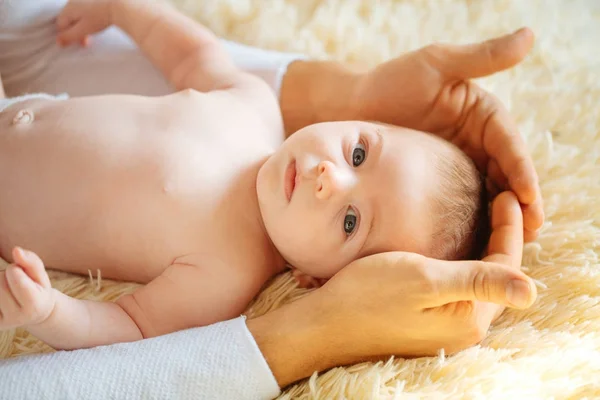 Симпатичный новорожденный мальчик, лежащий — стоковое фото