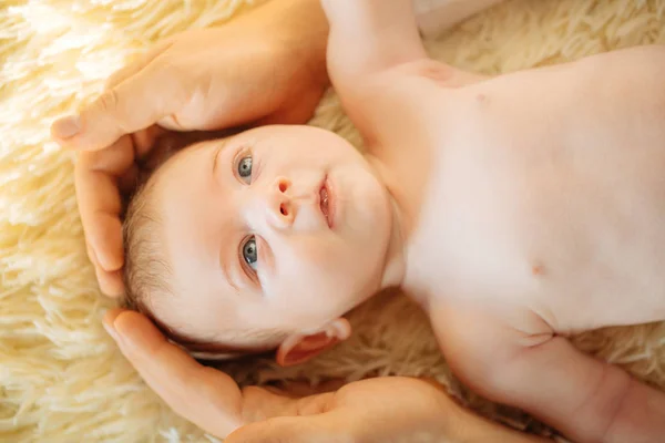 Aranyos újszülött fiú fekve — Stock Fotó