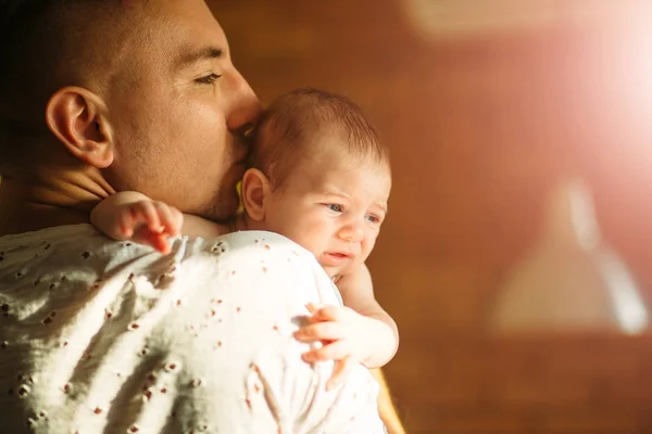 Bebé niño en los padres hombro —  Fotos de Stock