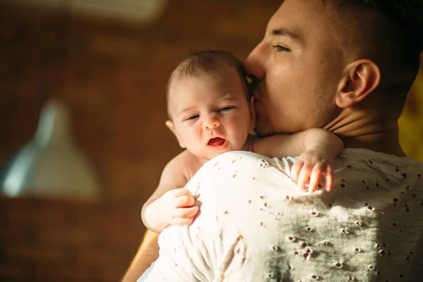 Jonge vader zoon pasgeboren baby te houden — Stockfoto