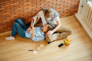 Çift öğrencilerin sınıf dışında oturan ve birlikte eğitim