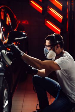 Araba Lehçe balmumu. bir Parlatıcı holding işçi eller