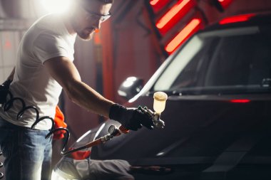 Oto yıkama ve boya iş seramik kaplama ile. Araba için vernik püskürtme.