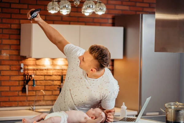 Otec se trávit čas s dítětem. Táta dělá selfie pomocí chytrého telefonu — Stock fotografie