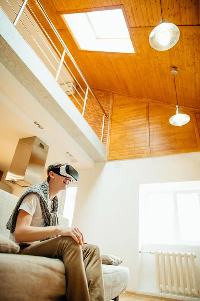 Concepto de tecnología, juegos y personas. hombre con auriculares de realidad virtual —  Fotos de Stock