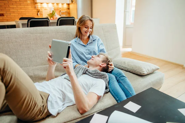 Paar schaut etwas auf Tablet-Gerät — Stockfoto