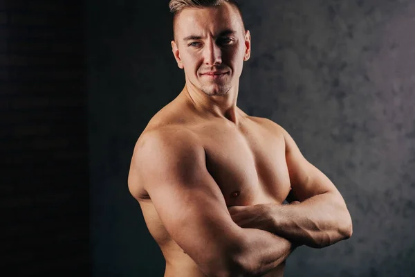 Uomo muscoloso senza maglietta in biancheria intima — Foto Stock
