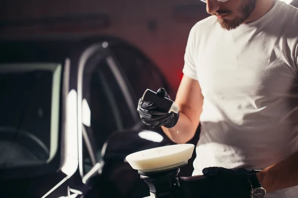 Mechaniker bereiten sich mit Puffermaschine auf das Polieren des Autos vor — Stockfoto