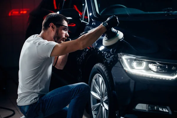 Series of detailed cars: Polishing a car — Stock Photo, Image
