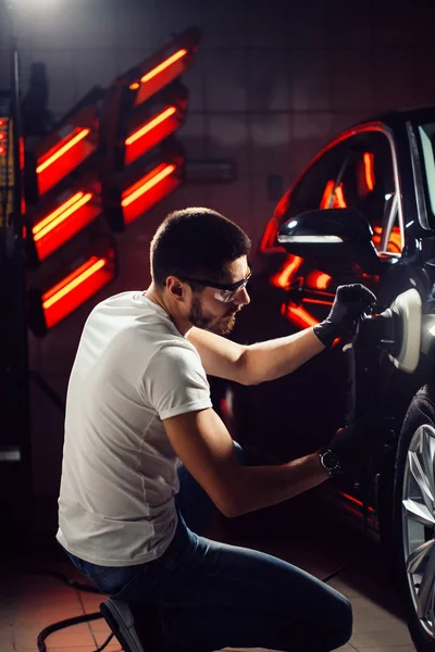 Araba - adam oto tamircisi yörünge Parlatıcı ile ayrıntılı. Seçici odak.