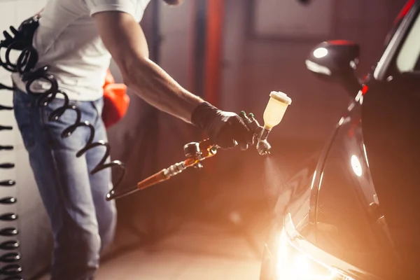 Entreprise de lavage et de revêtement de voiture avec revêtement céramique Vernis à pulvériser sur la voiture . — Photo