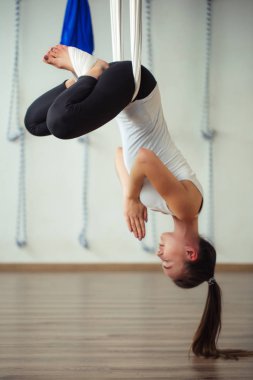 Lotus poz aero anti yerçekimi yoga. Hava egzersizleri