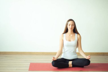 Genç kadın ise pratik yoga meditasyon
