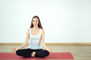 Genç kadın ise pratik yoga meditasyon