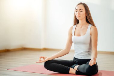 Genç kadın ise pratik yoga meditasyon