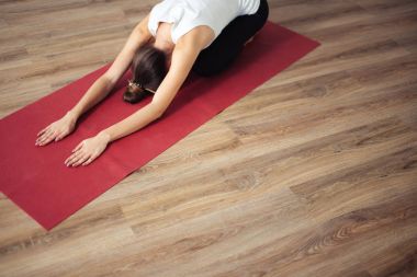 Kadının Childs poz yapması. Balasana