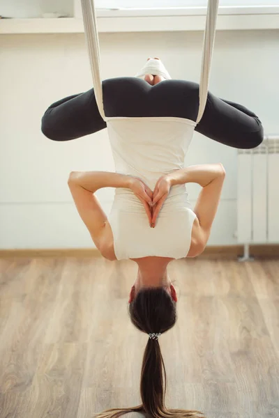 Posa loto in aero anti gravità yoga. Esercizi aerei — Foto Stock