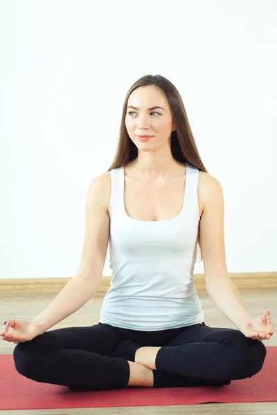 Mujer joven medita mientras practica yoga — Foto de Stock