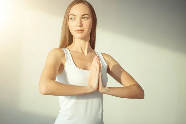 Frau praktiziert Yoga und Meditation, hält Handflächen in namaste mudra zusammen — Stockfoto