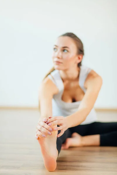 Женщина практикует йогу позировать на йоге здоровый спортивный зал — стоковое фото