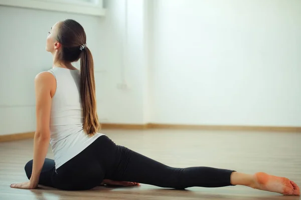 Kvinde praktiserer yoga udgør på yoga sund sport gym - Stock-foto