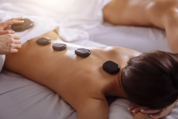 Paar in spa salon met hot stone-massage — Stockfoto
