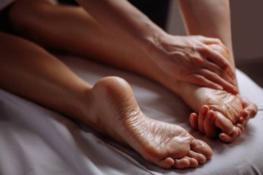 Güzellik salonunda Masaj, görünümü kapatın feet olan kadın