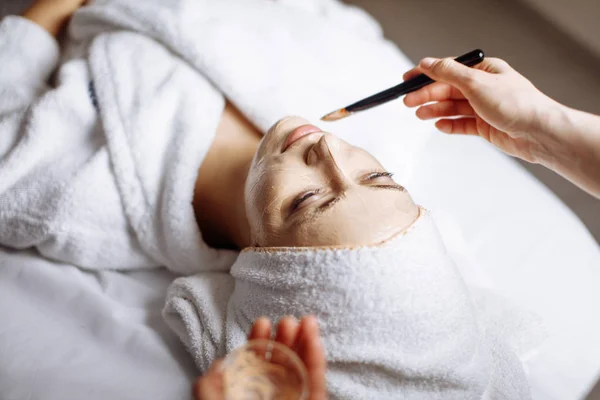 Jovem mulher com procedimento de máscara no centro de spa — Fotografia de Stock