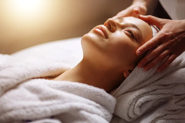 Ragazza avendo spa massaggio facciale nel lussuoso salone di bellezza — Foto Stock