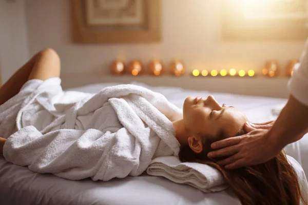 Chica teniendo spa masaje facial en lujoso salón de belleza —  Fotos de Stock