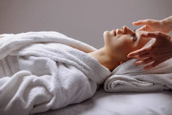 Chica teniendo spa masaje facial en lujoso salón de belleza — Foto de Stock