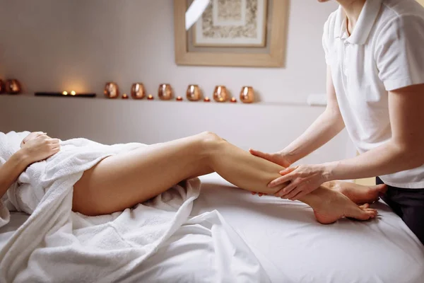 Mãos massageando músculo da panturrilha humana.Terapeuta aplicando pressão sobre a perna — Fotografia de Stock