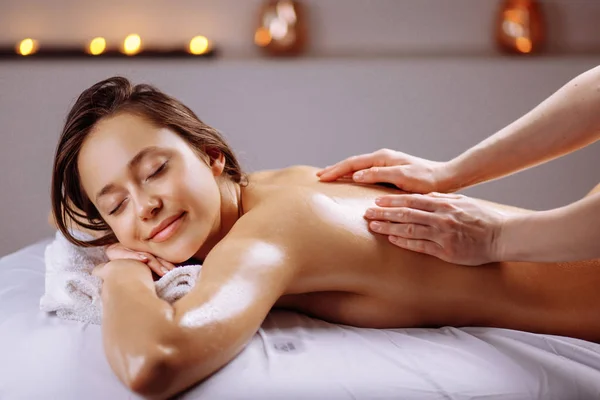 Spa body massage behandling. Kvinna med massage i spasalong — Stockfoto