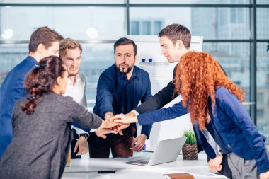 iş takım yüksek beş veren ve Office dururken gülümseyen