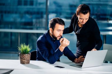 Zaten mükemmel sonuçlar var. laptop işaret eden kadın